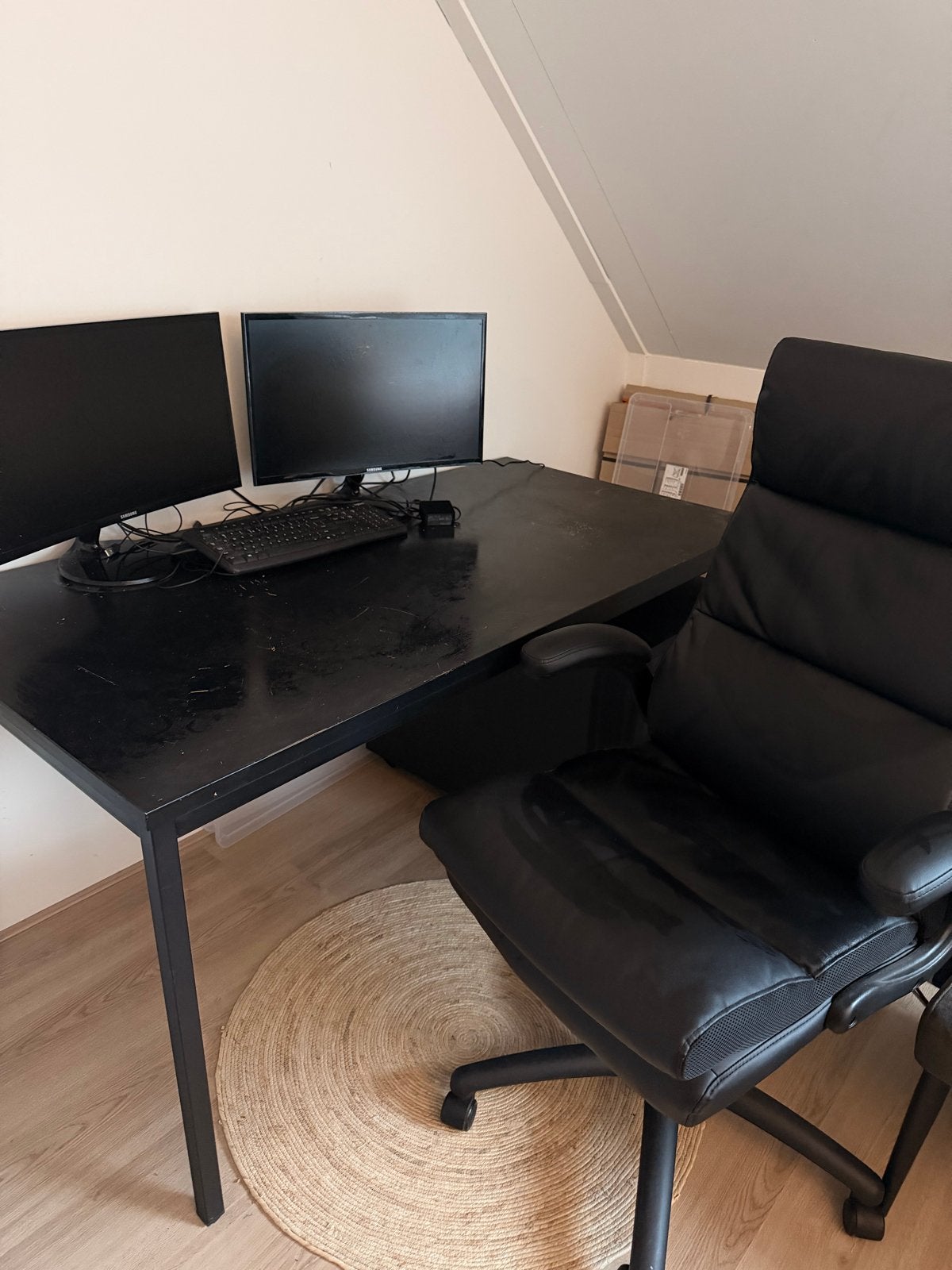 Zwart bureau met ladeblok en gloednieuwe bureaustoel, Zwart, Gebruikt, Met lades, Spaanplaat of MDF