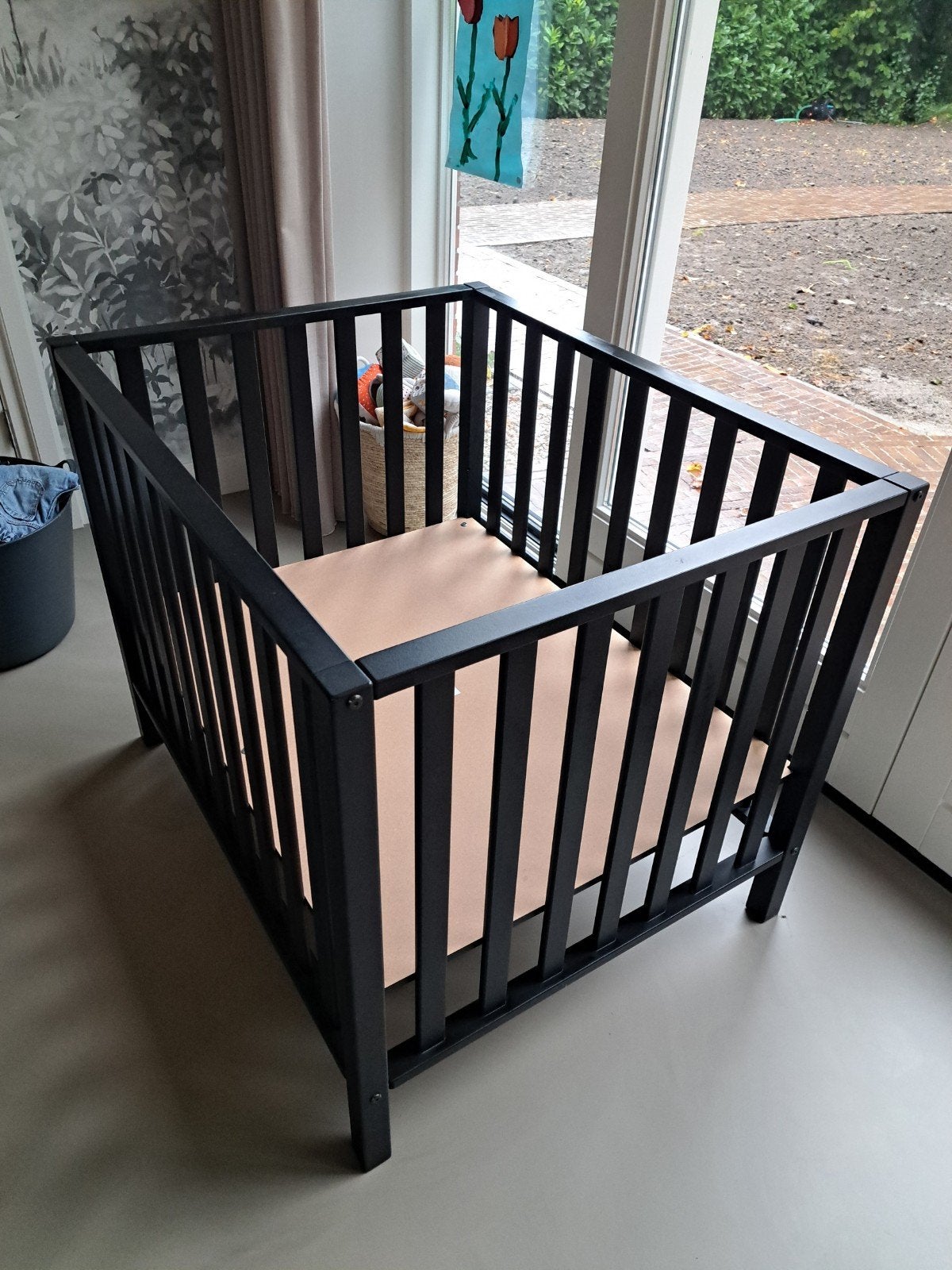 TWF Box Fleur Zwart met Boxkleed - Zo goed als nieuw, Kinderen en Baby's, Ophalen, Zo goed als nieuw, Vierkant, Boxkleed