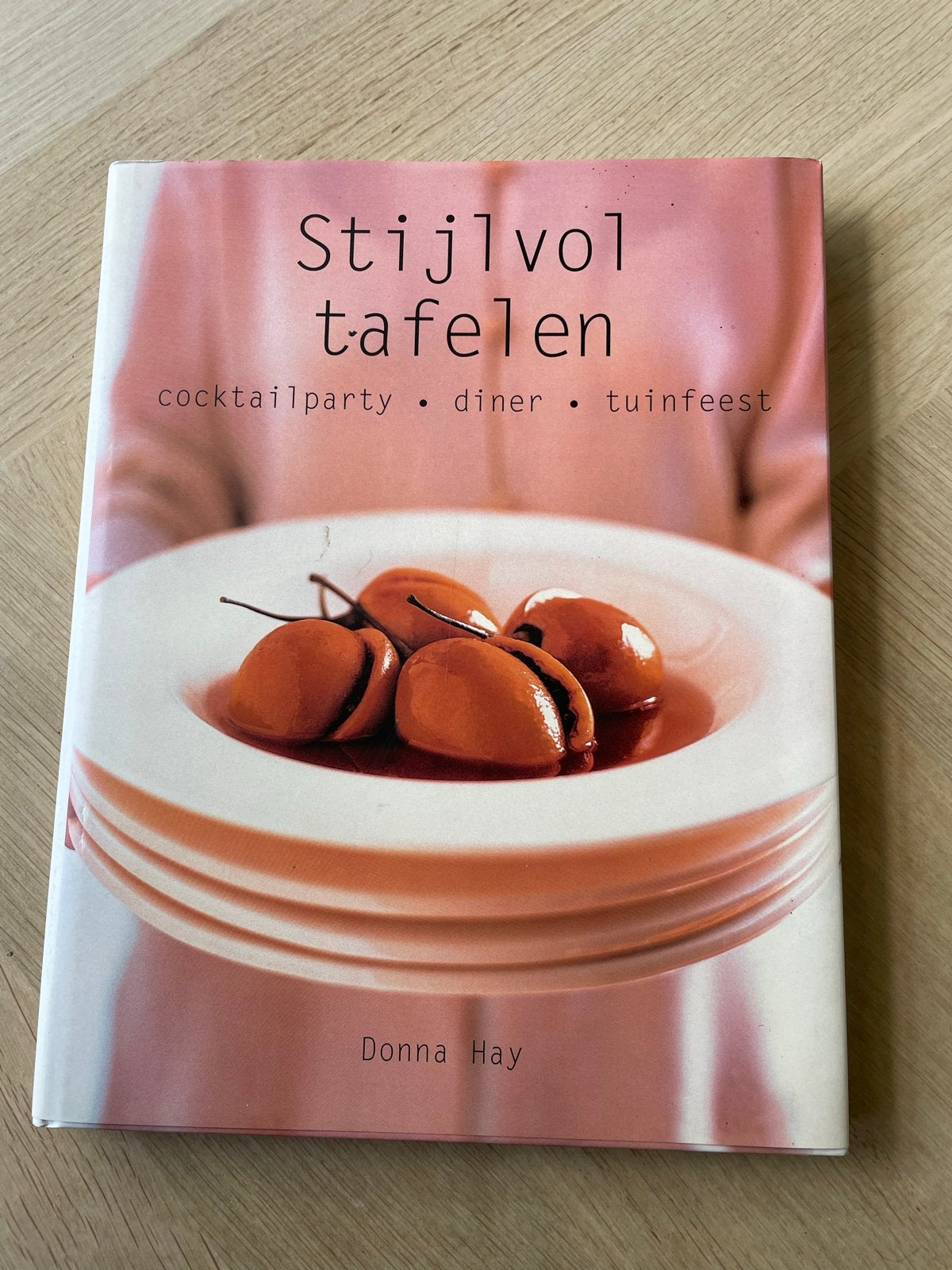 Stijlvol Tafelen - Donna Hay Kookboek, Boeken, Kookboeken, Ophalen of Verzenden, Gelezen, Overige gebieden, Voorgerechten en Soepen