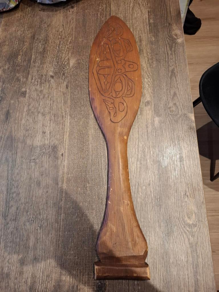 Surinaamse handgegraveerde spatel, Antiek en Kunst, Ophalen, Groep mensen, 50 - 100 cm, Handgemaakt