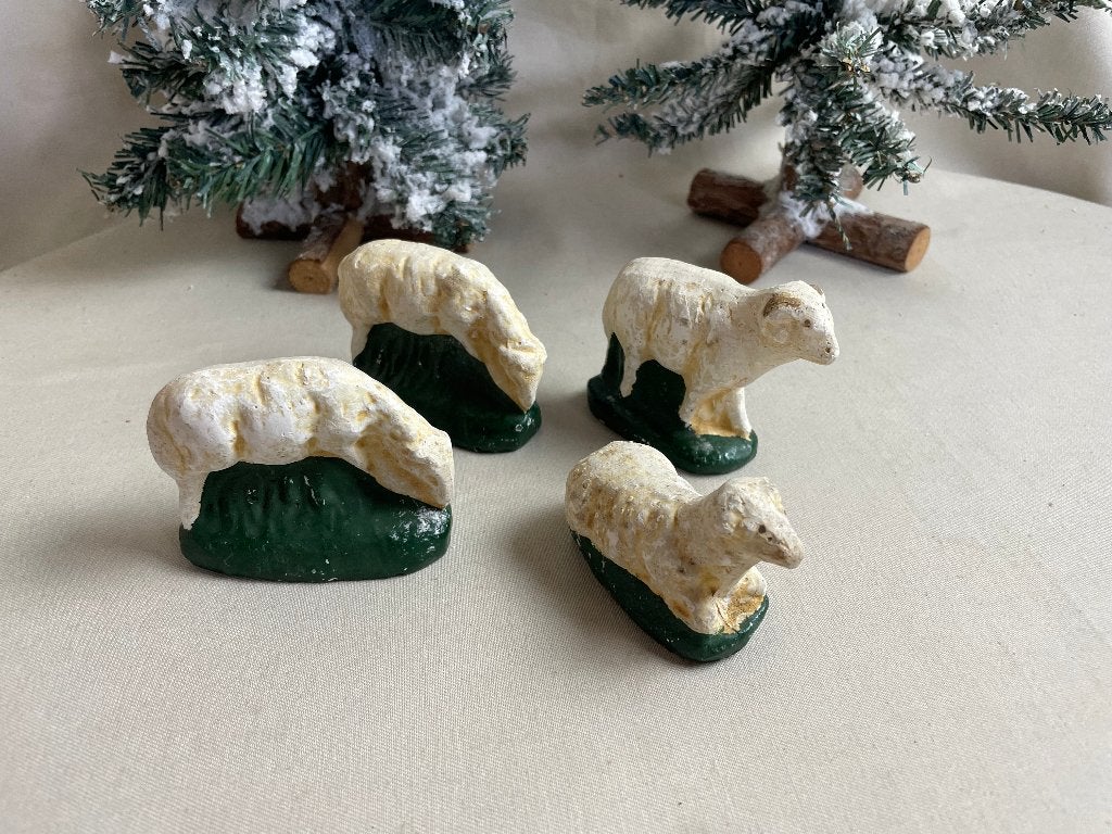 4 oude gipsen schaapjes kerststal, Ophalen of Verzenden, Gebruikt