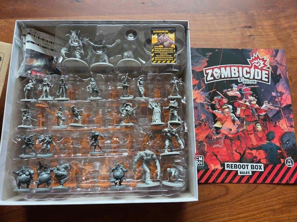 Zombicide 2nd edition reboot kickstarter box, Vijf spelers of meer, Ophalen of Verzenden, Zo goed als nieuw, CMON