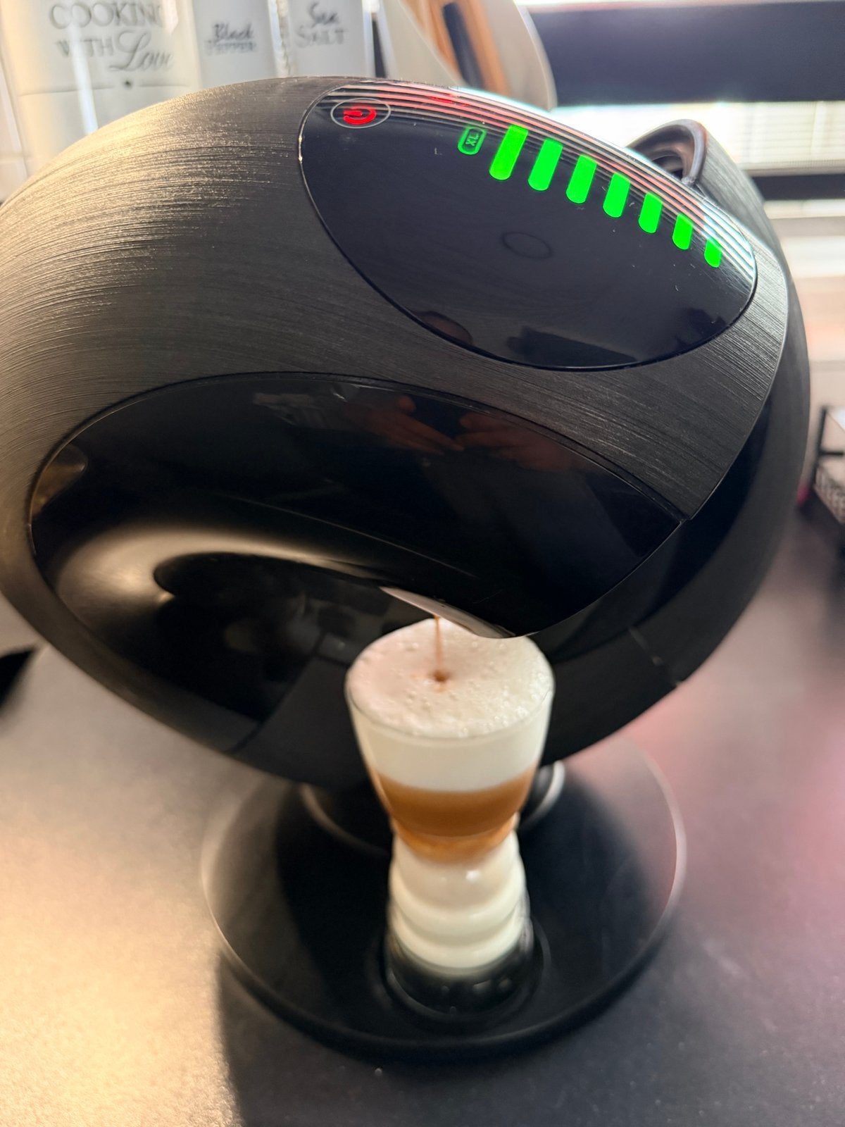 Nescafé Dolce Gusto koffiezetapparaat - Schoongemaakt, Koffiepads en cups, Koffiemachine, Ophalen of Verzenden, Zo goed als nieuw