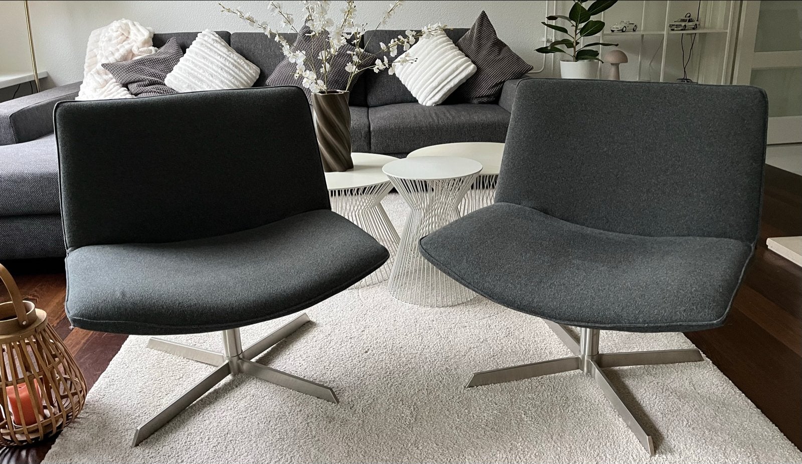 Twee stijlvolle donkergrijze fauteuils met draaivoet, Huis en Inrichting, Ophalen, Twee, Zo goed als nieuw, Stof
