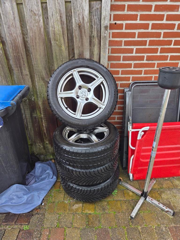 Peugeot 207 winterbanden 185/60 R15, Ophalen, Gebruikt