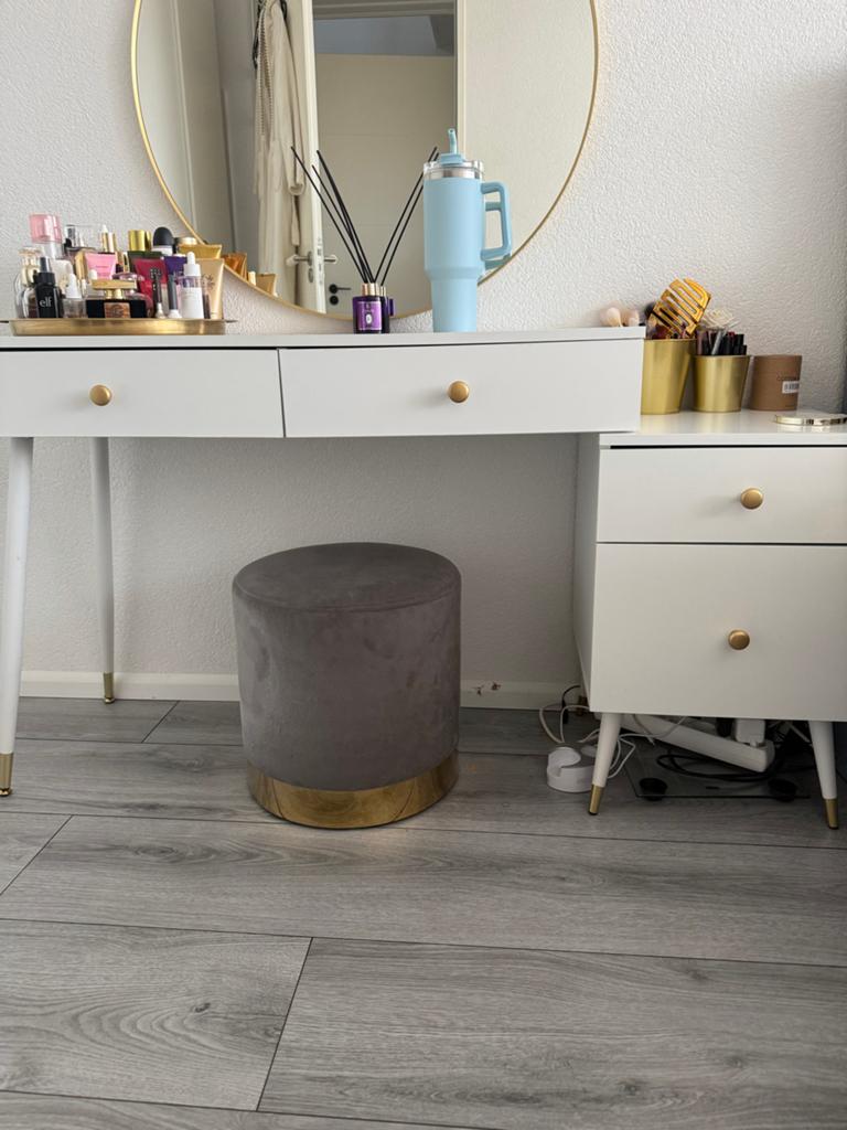 Witte make-up tafel met gouden accenten en krukje, 100 tot 150 cm, Ophalen of Verzenden, Zo goed als nieuw, Minder dan 100 cm