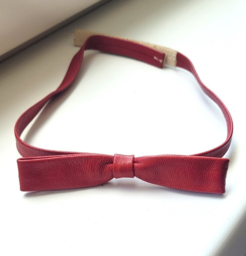 VLINDERSTRIKJES ROOD EN GRIJS, Onbekend, Ophalen of Verzenden, Gedragen, Overige kleuren