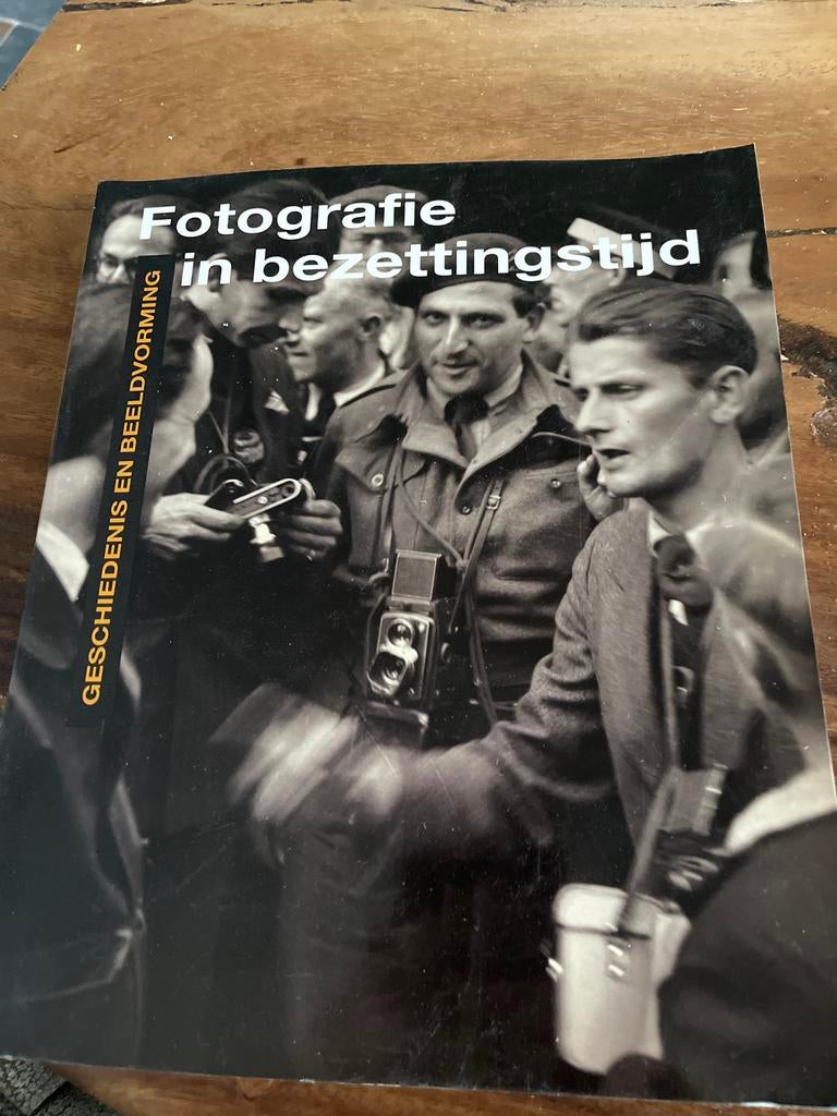 Fotografie in Bezettingstijd - Geschiedenis en Beeldvorming, Ophalen of Verzenden, 20e eeuw of later, Zo goed als nieuw