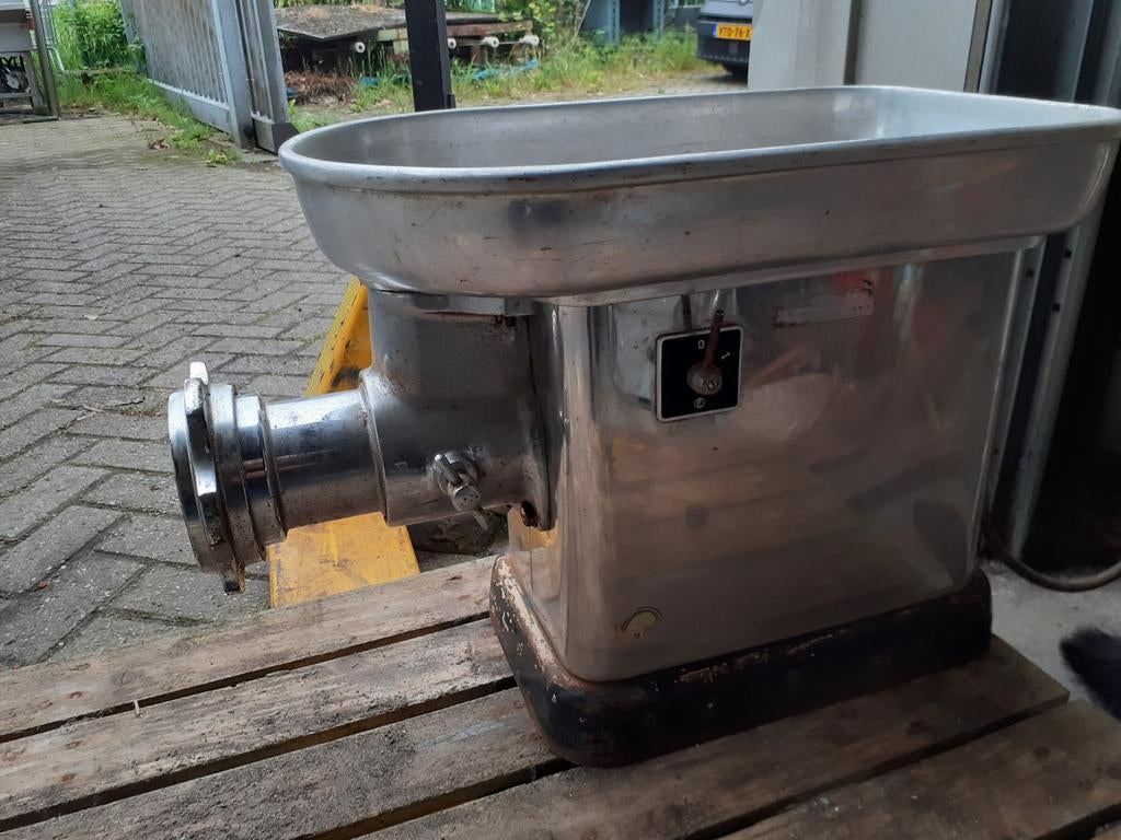 Gehaktmolen uit de slagerij, Ophalen