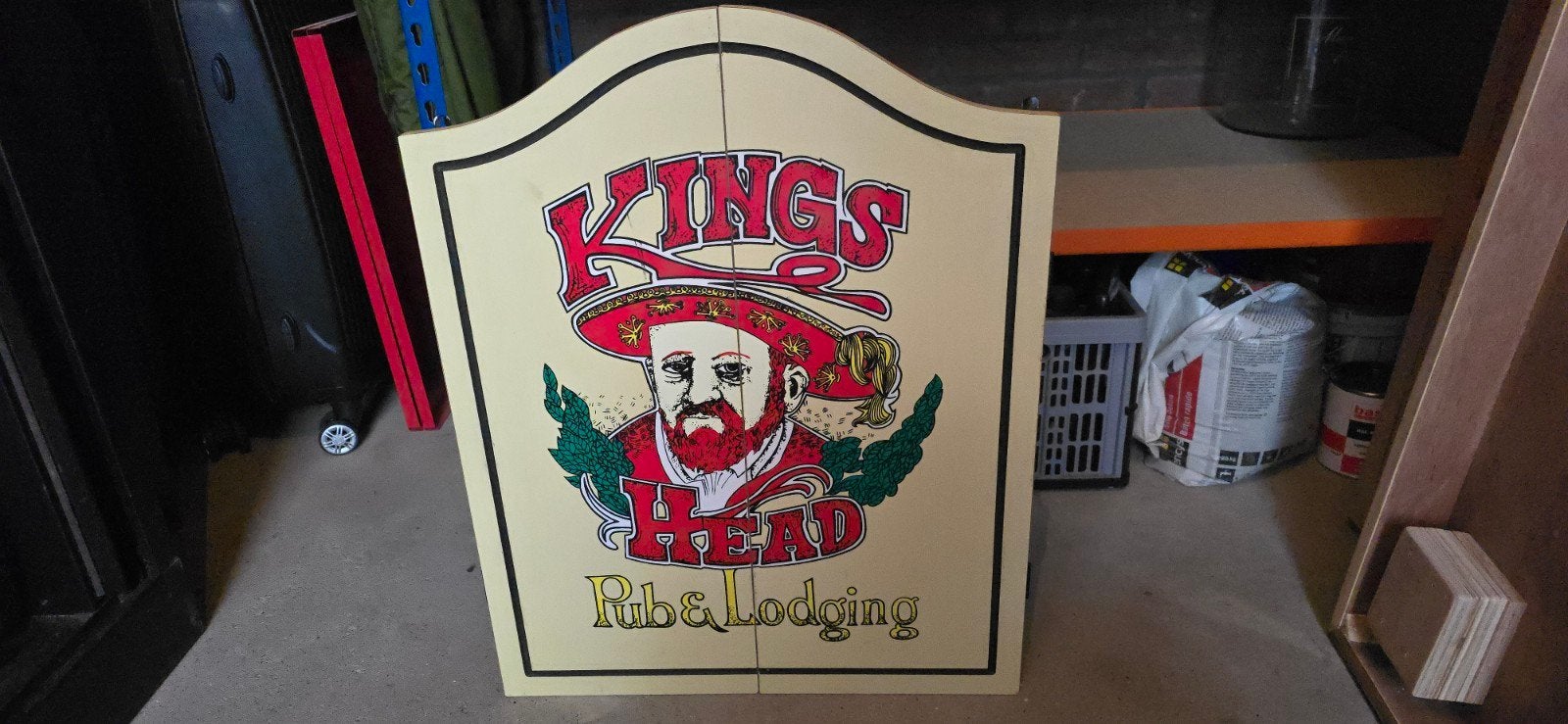 Dartbord in Kings Head kast - Zo goed als nieuw, Ophalen of Verzenden, Zo goed als nieuw, Dartbord met pijlen