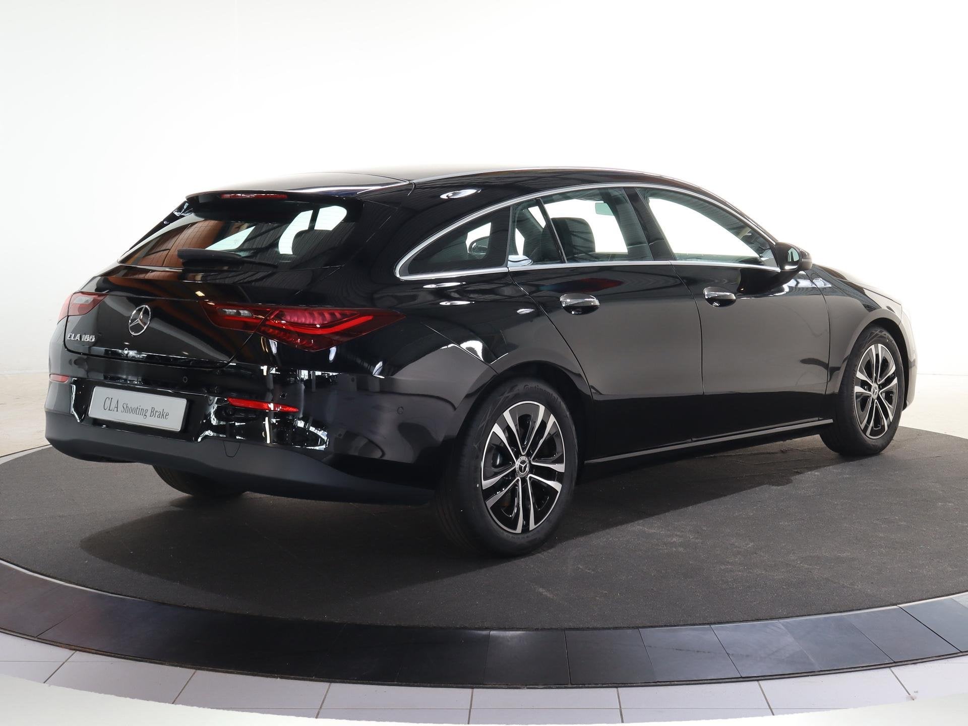 Mercedes-Benz CLA-klasse Shooting Brake 180 Star Edition LIM, 136 pk, Gebruikt, 4 cilinders, Leder en Stof