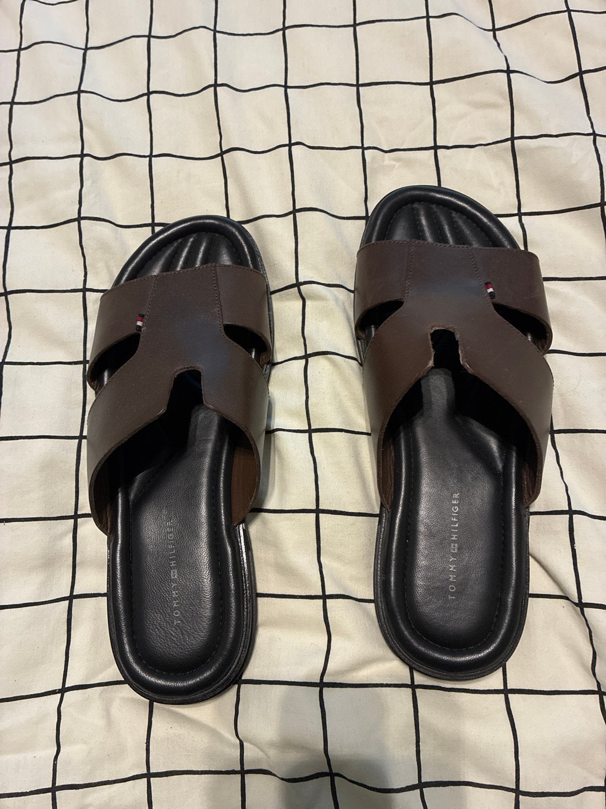 Tommy Hilfiger Slippers Maat 43 - Zo goed als nieuw, Ophalen of Verzenden, Zo goed als nieuw, Bruin, Slippers