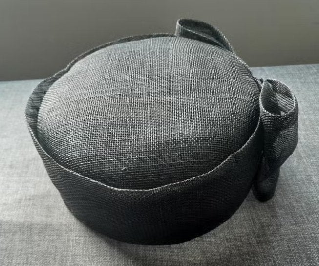 Chique Zwarte Fascinator dop hoed met Strik - Handgemaakt, Bonnet, 55 cm (S, 6⅞ inch) of minder, Hoed, Ophalen of Verzenden