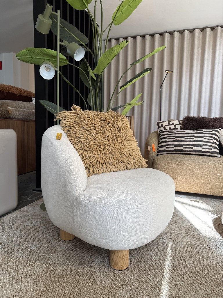 DYYK - Fauteuil beige met eiken houten poten, Ophalen, Zo goed als nieuw, Stof, 50 tot 75 cm