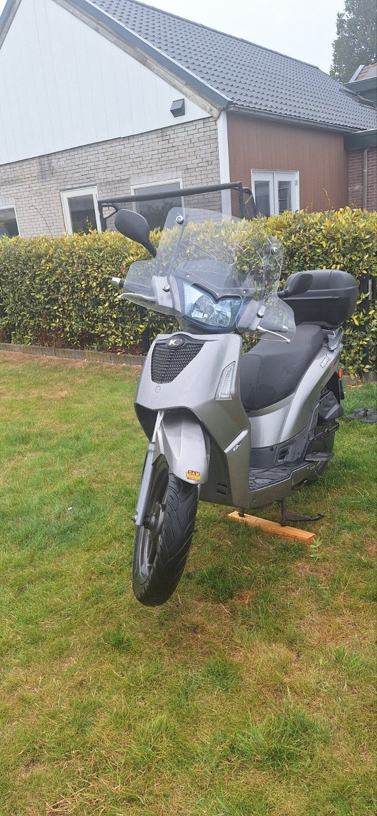 Nette Kymco scooter (augustus 2009) met scherm en koffer, Fietsen en Brommers, Scooters | Kymco, Ophalen, Gebruikt, Maximaal 45 km/u