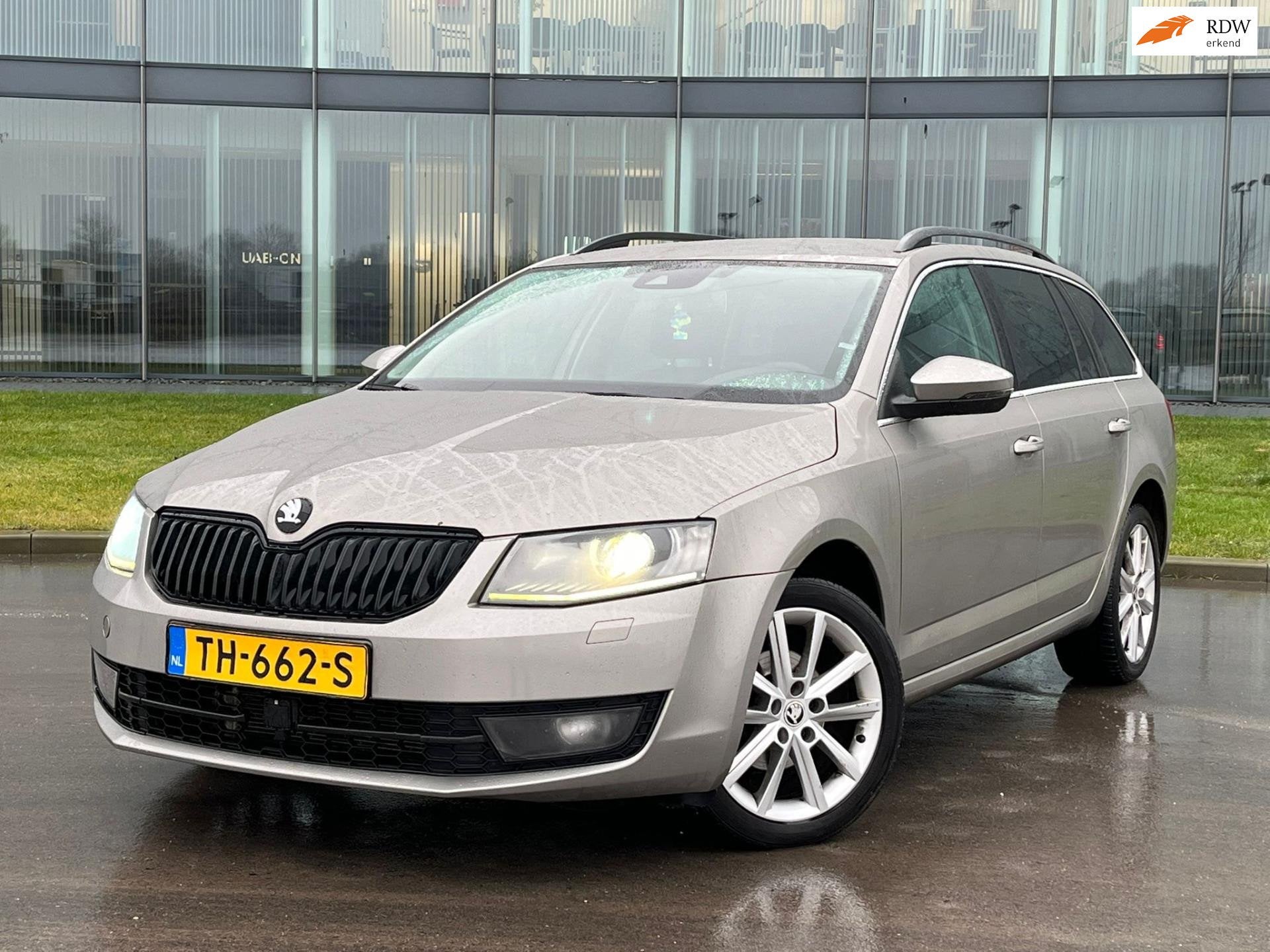 Skoda Octavia Combi 1.6 TDI Elegance Businessline DSG AUTOMA, Auto's, Euro 5, Gebruikt, 4 cilinders, Leder en Stof