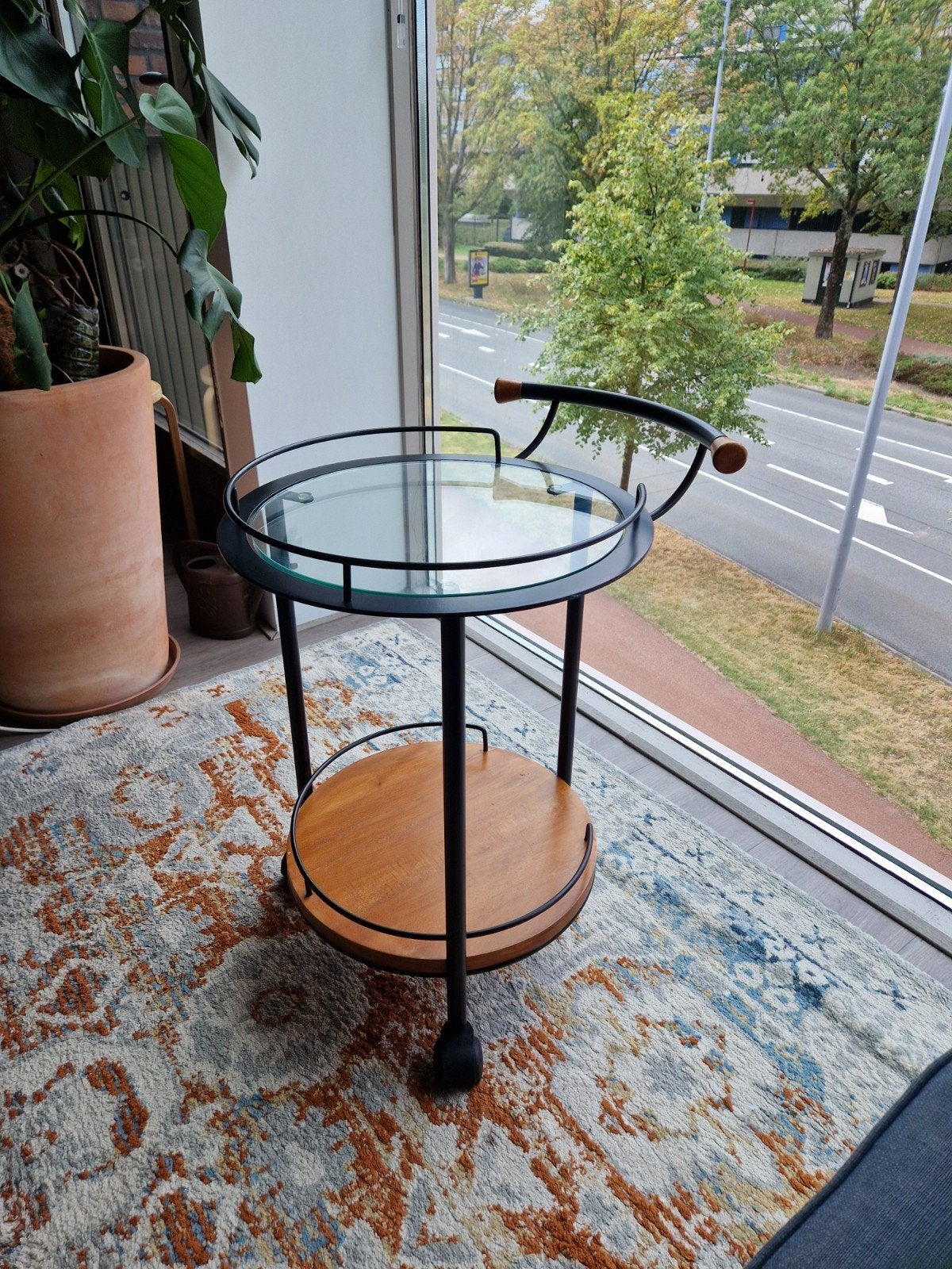 Stijlvolle serveerwagen van glas en hout., Huis en Inrichting, Tafels | Bijzettafels, Ophalen, Minder dan 55 cm, Gebruikt, Metaal of Aluminium