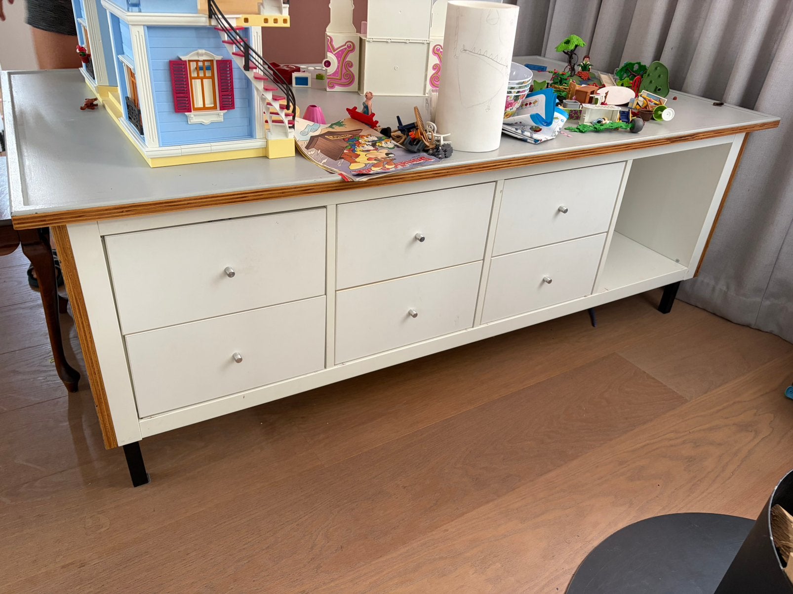 Kinder speeltafel met 12 lades en randje, Ophalen, Zo goed als nieuw, 25 tot 50 cm, 50 tot 100 cm