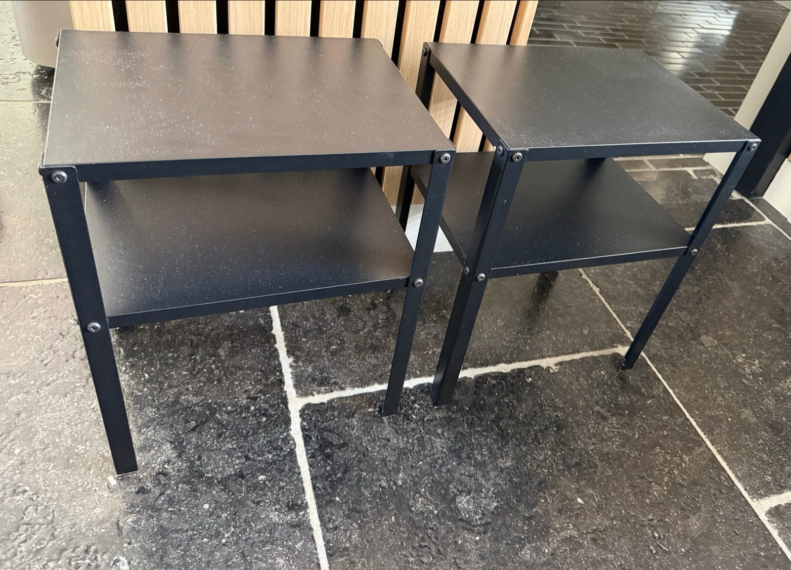 2x IKEA KNARREVIK Nachtkastje, zwart, Huis en Inrichting, Slaapkamer | Nachtkastjes, Ophalen, Gebruikt, Minder dan 45 cm, Metaal of Aluminium