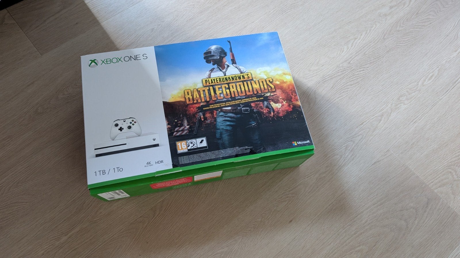 Foto 5 van Xbox One S Disc edition met controller en doos