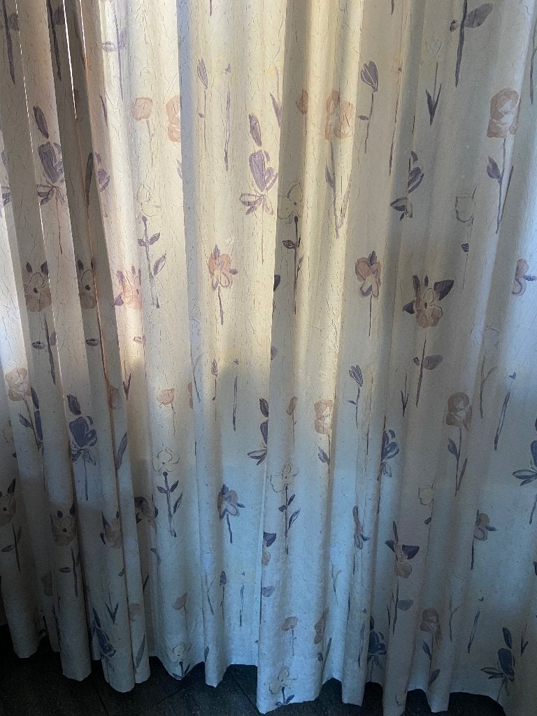 2 Chintz overgordijnen roomkleurig met blauwe accenten, Huis en Inrichting, Overige materialen, Overgordijn, Met haken, Ophalen of Verzenden