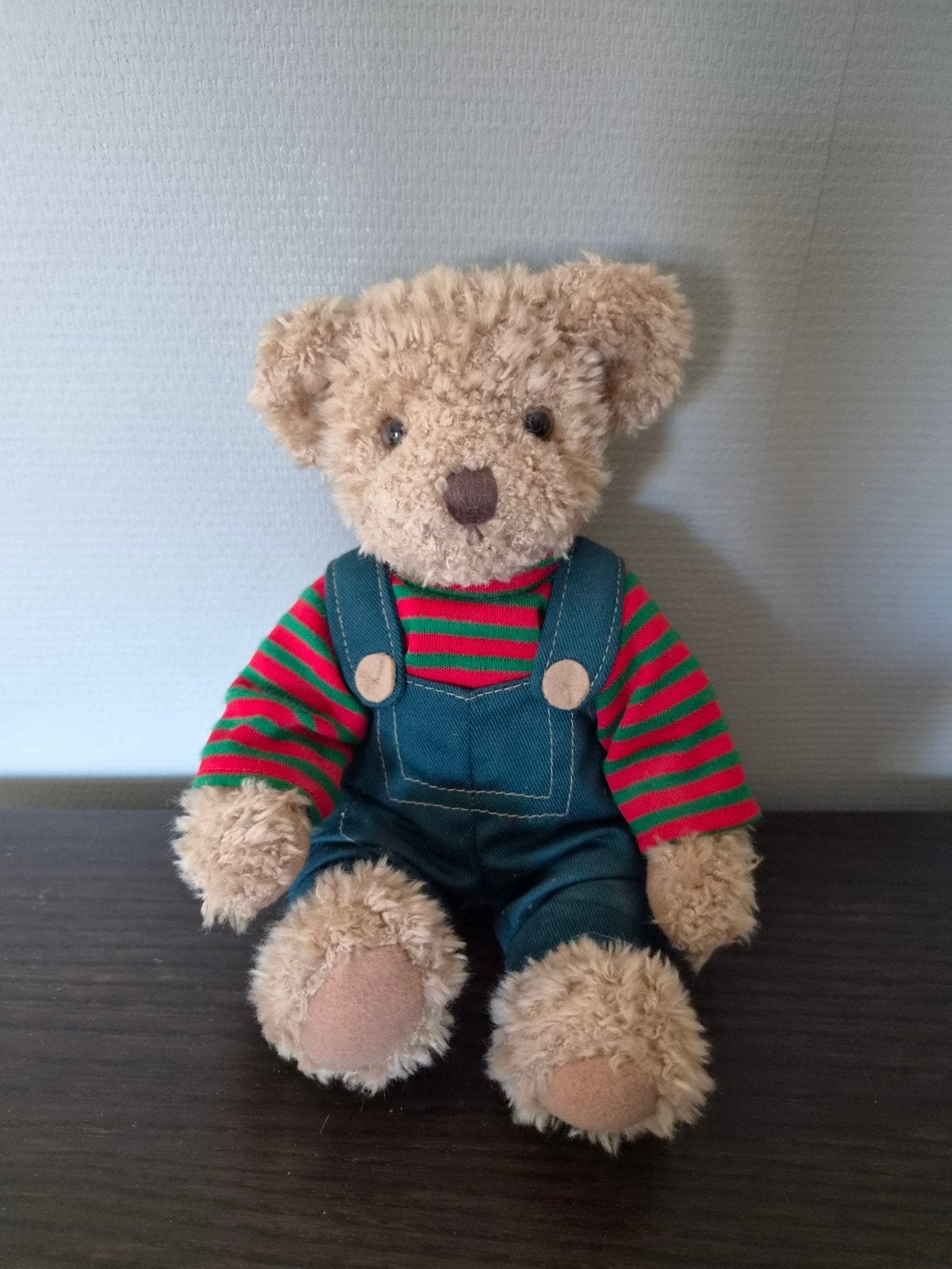Schattige teddybeer met gestreepte trui en tuinbroek, Ophalen of Verzenden, Zo goed als nieuw, Overige merken
