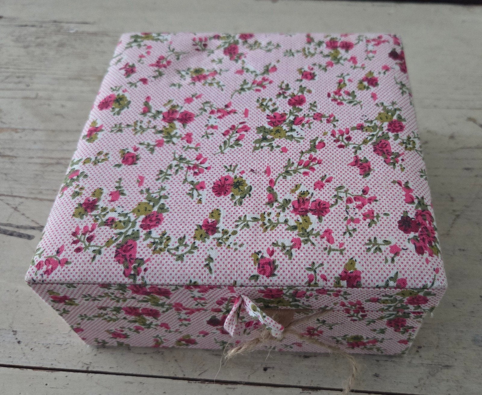 Brocante stoffen doos met roosjes, Ophalen of Verzenden