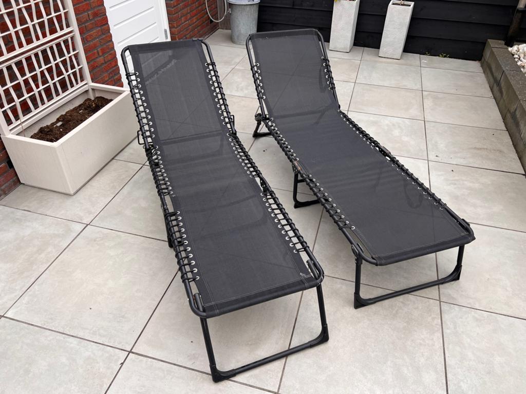 2x ligbed zwart opklapbaar + verstelbaar, Tuin en Terras, Ligbedden, Ophalen, Gebruikt, Aluminium, Verstelbaar