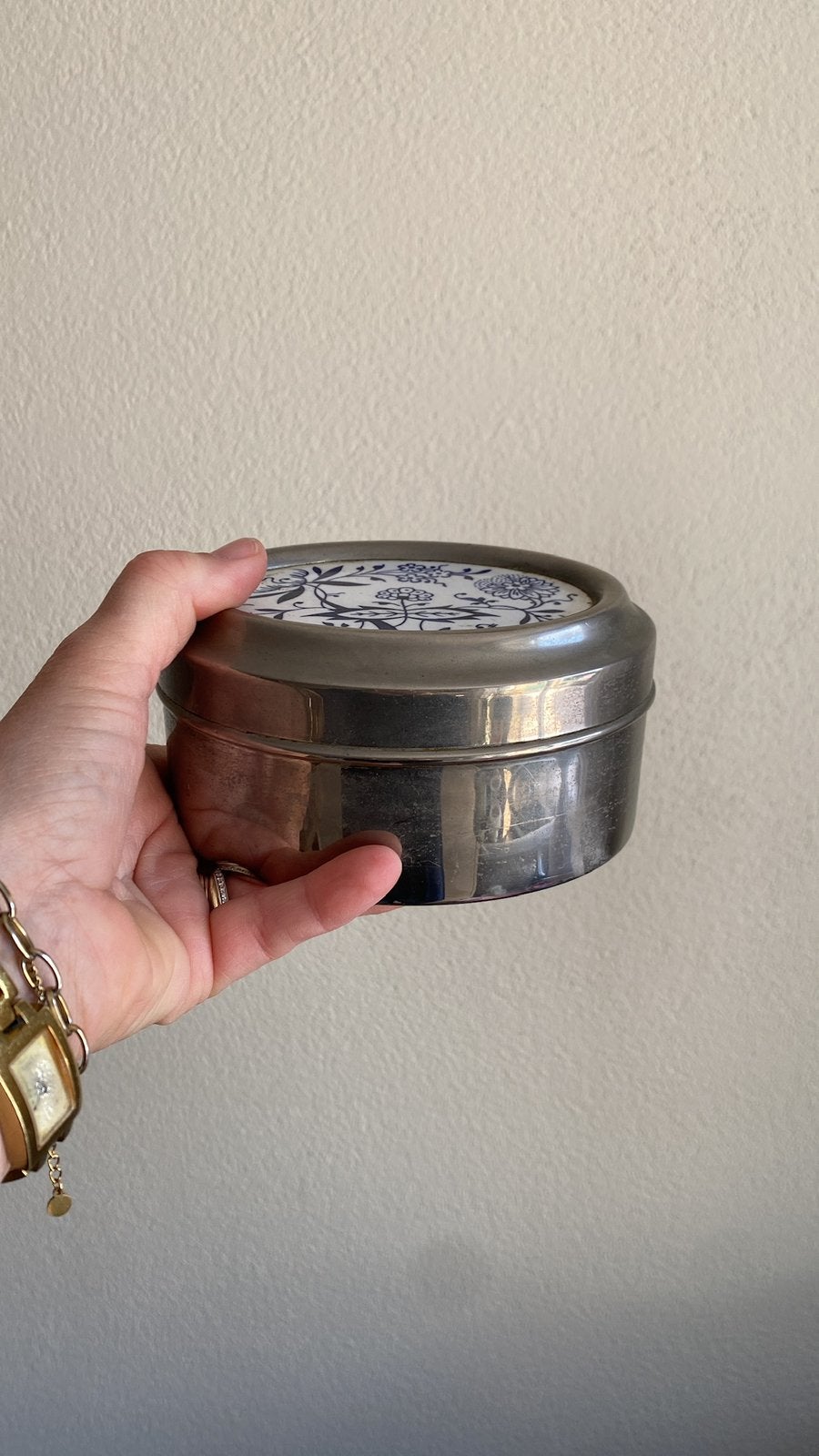 Vintage zilverkleurig  doosje met keramiek, Verzamelen, Blikken, Ophalen of Verzenden, Gebruikt, Overige