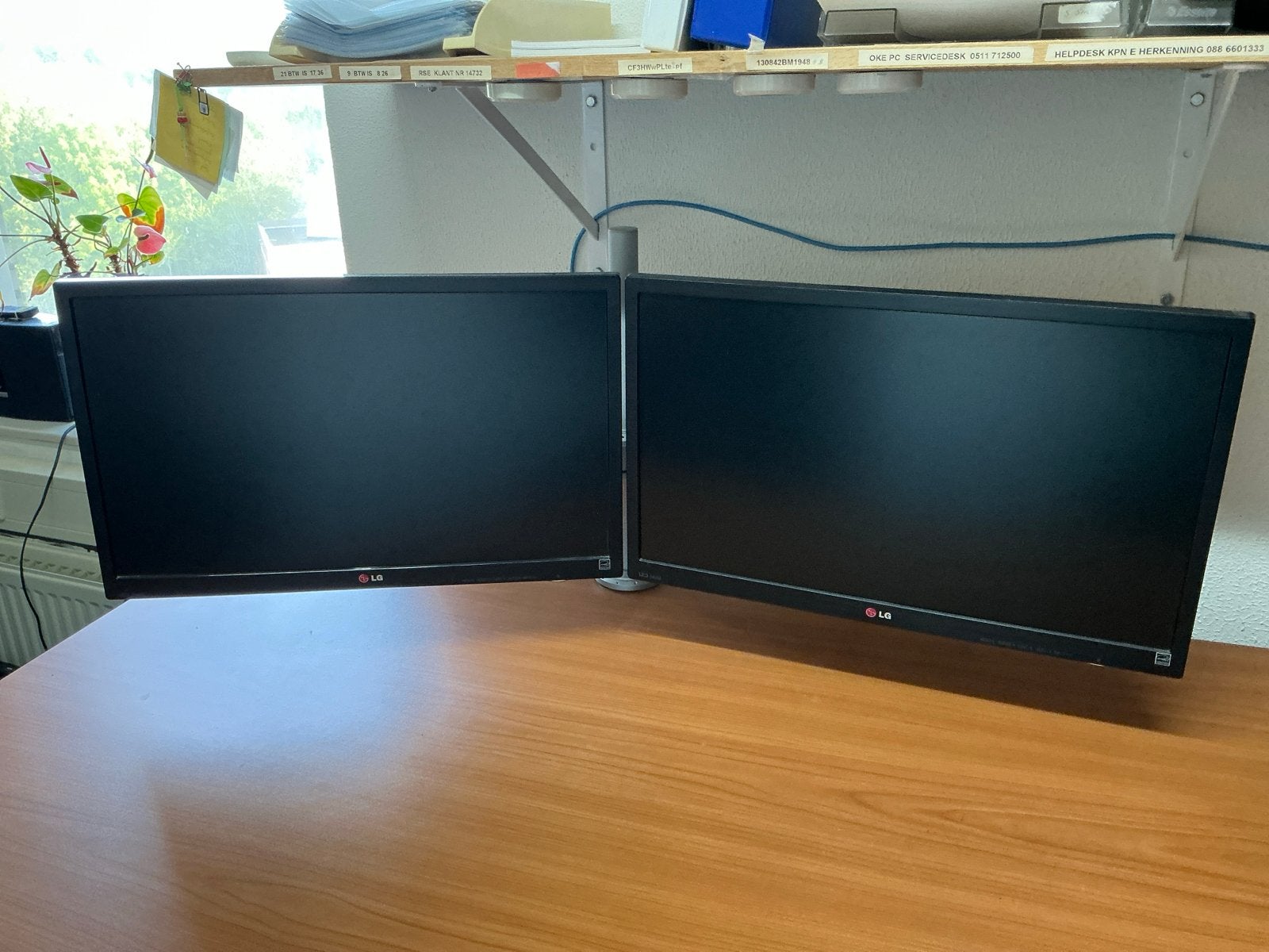 LG monitoren (2 stuks) met monitorarm, Ophalen, Zo goed als nieuw, HDMI, In hoogte verstelbaar