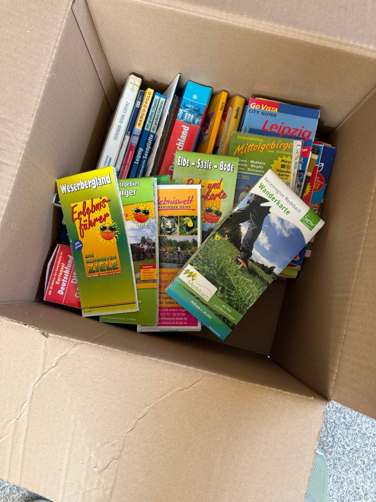 Doos met diverse reisboeken en kaarten van Duitsland, Europa, Reisgids of -boek, Ophalen, Gelezen