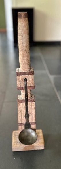 Landelijk houten ornament met een metalen/ijzeren lepel, Ophalen, Hout, Bruin, Landelijk
