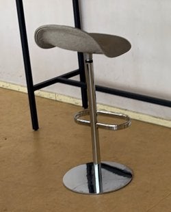 GUBI 3D Barstool - Barkruk [High-End Office Furniture], Huis en Inrichting, Barkrukken, Ophalen, Kunststof, 60 tot 90 cm, Met voetsteun