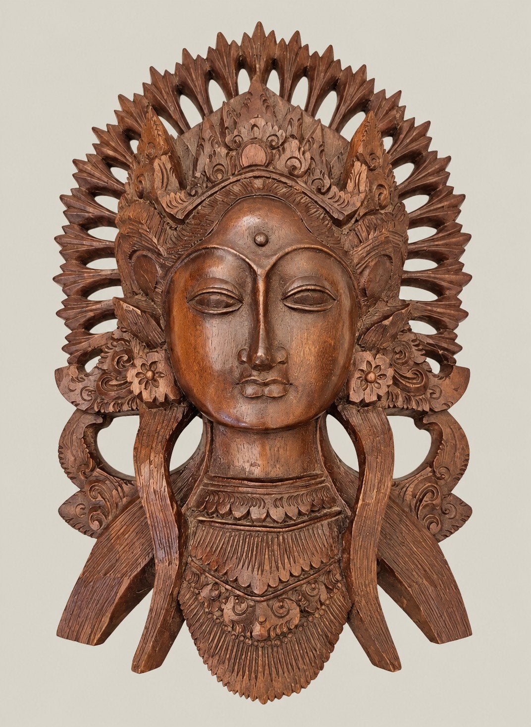 Prachtig Balinees houtsnijwerk van een godin, Houtsnijwerk, Ophalen of Verzenden, Handgemaakt, 20 - 50 cm