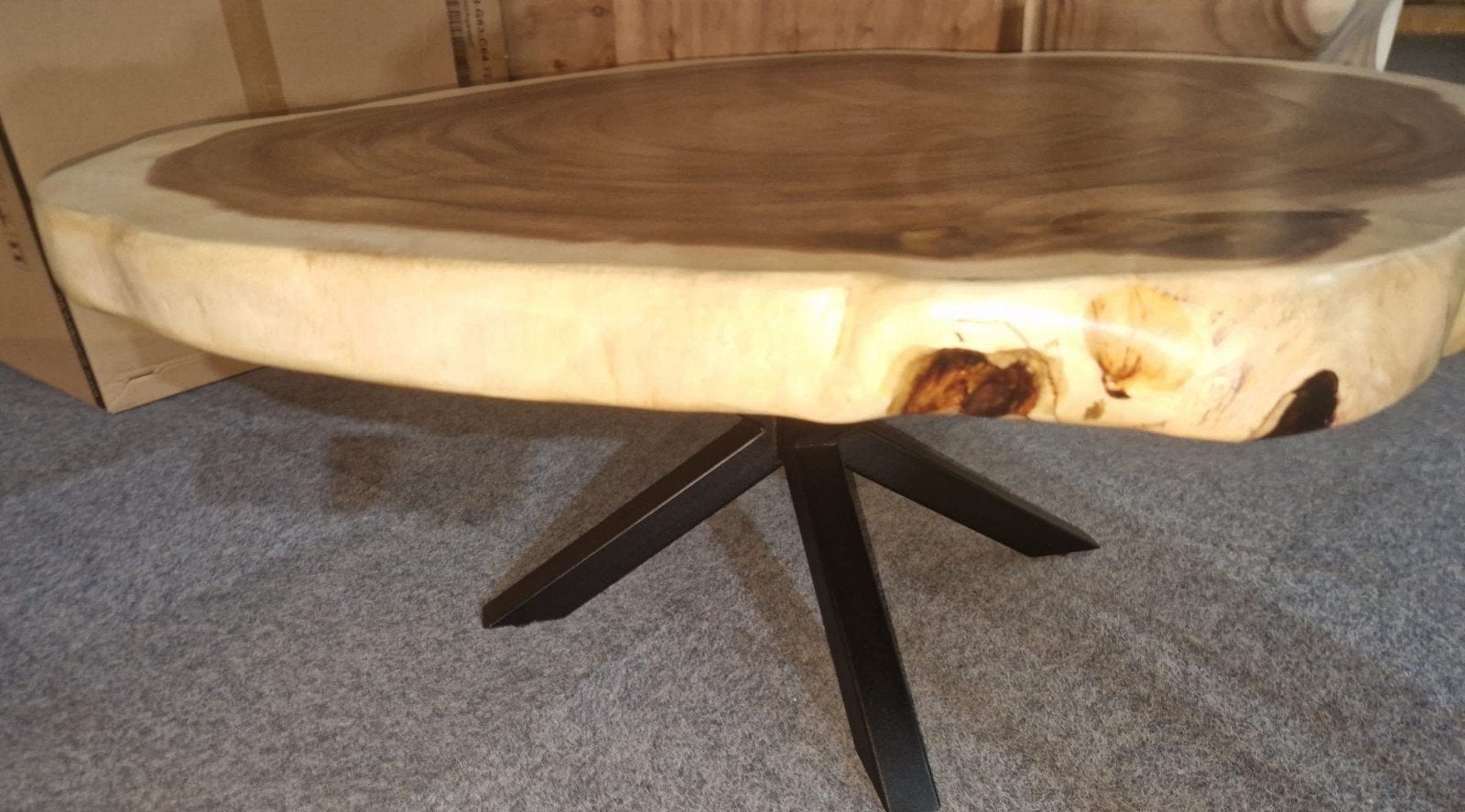 robuste suar boomstam tafel met epoxy doorschijnend 110x100, Huis en Inrichting, Industrieel suar interieur, Info@industrieel-suar-interieur.nl