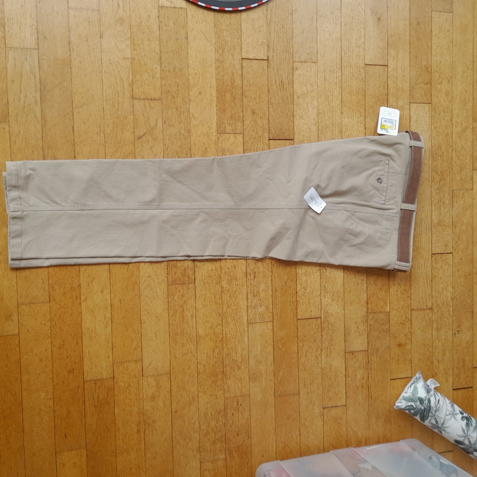 Beige heren pantalon met prijskaartje - Maat 26, Ophalen of Verzenden, Nieuw, Overige maten, Beige