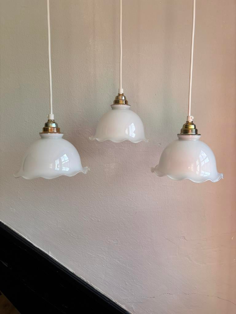 Vintage set 3 witte franse sierlijke hanglampjes melkglas, Huis en Inrichting, Ophalen of Verzenden, Zo goed als nieuw, Glas, Minder dan 50 cm