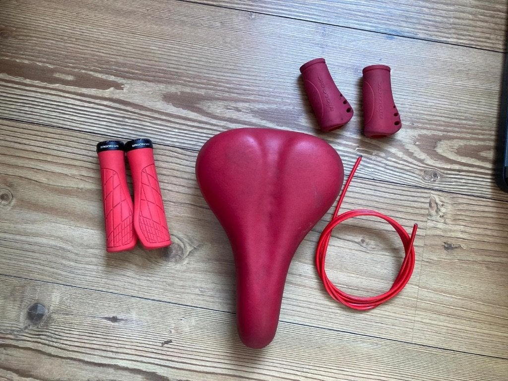 Rode handvatten Ergon GA3 en Biologic, rode zadel en kabel, Fietsen en Brommers, Ophalen of Verzenden, Gebruikt, Zadel