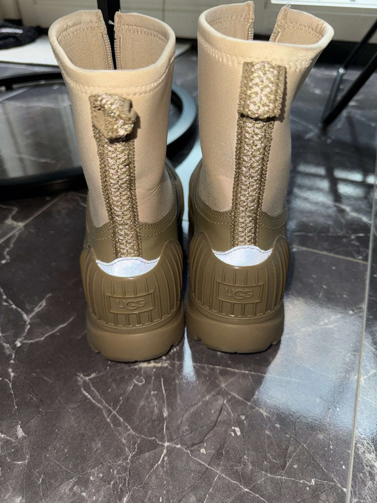 Ugg laarzen maat 39 - Zo goed als nieuw, Ophalen of Verzenden, Zo goed als nieuw, Beige, Lage of Enkellaarzen