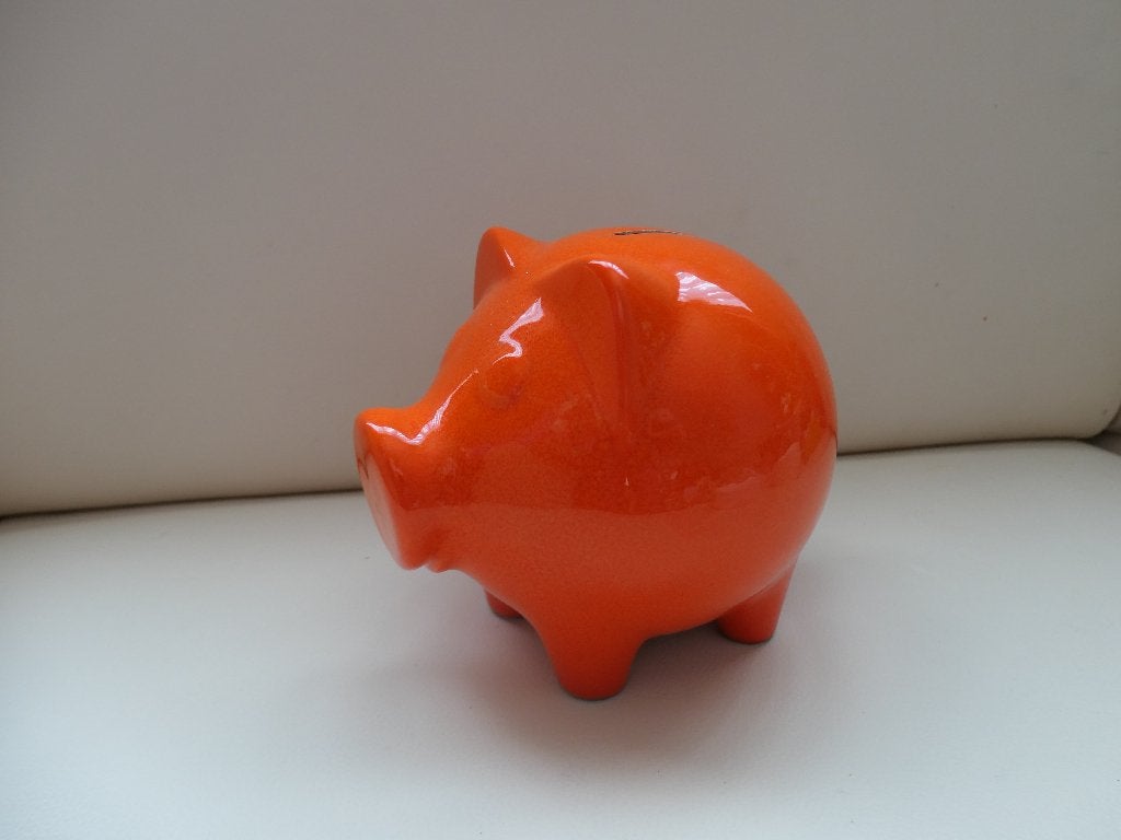 spaarpot oranje varken, oud exemplaar, Verzamelen, Spaarpotten, Zo goed als nieuw, Dier, Steen, Aardewerk of Keramiek, Ophalen