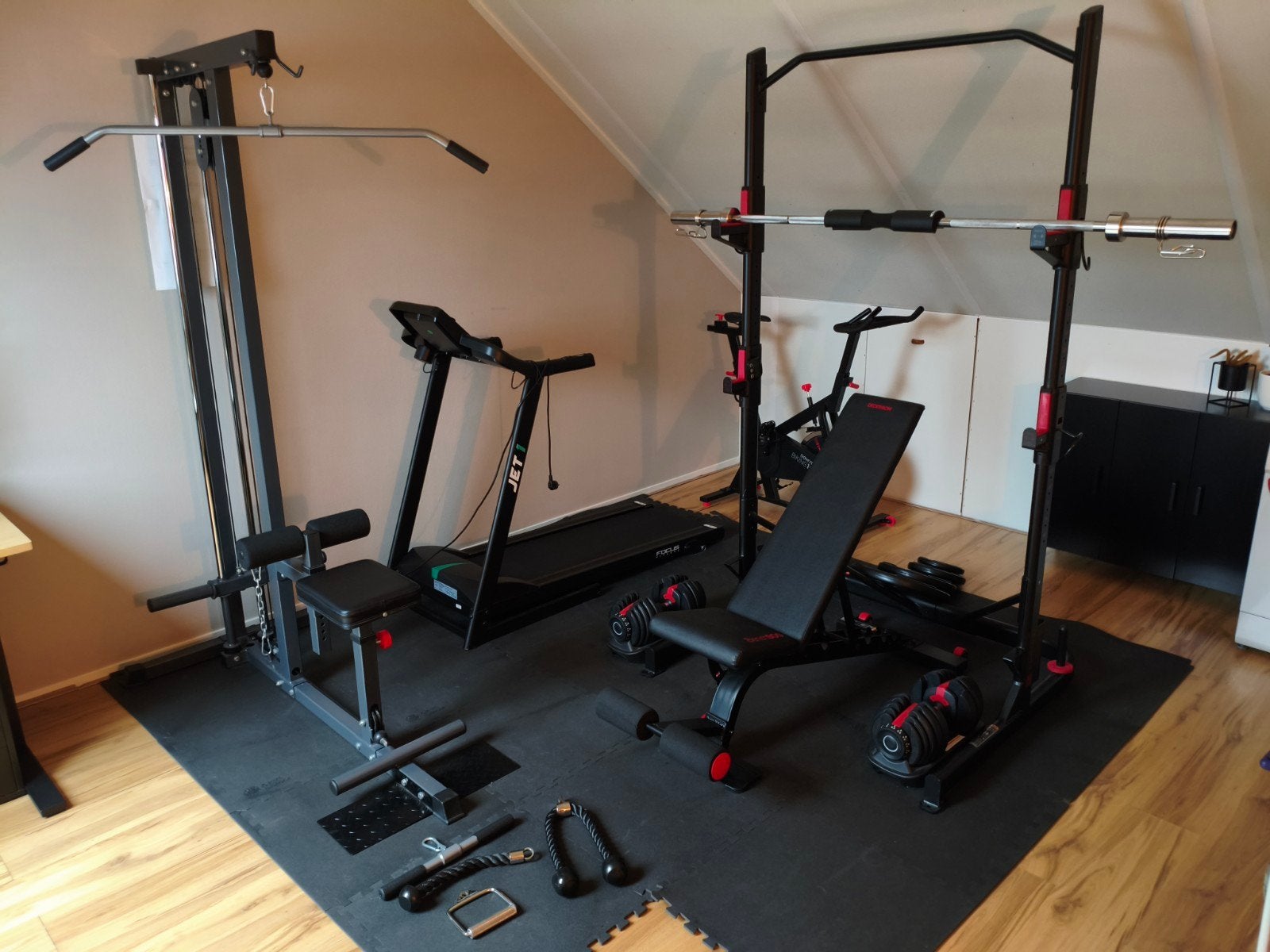 Complete home gym set – rack, dumbbells, loopband, spinbike, Ophalen, Zo goed als nieuw, Fitnessbank
