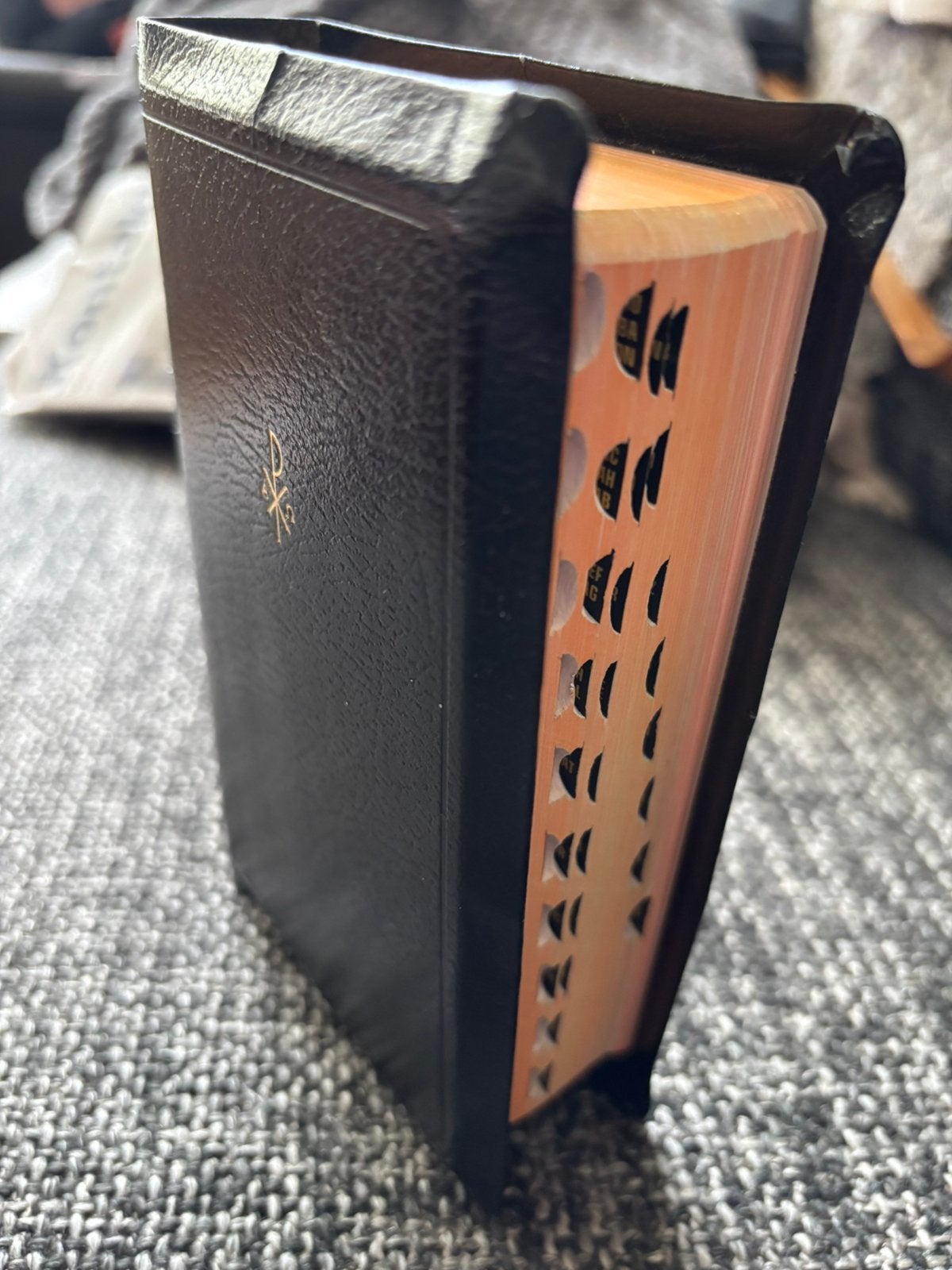 ZAKBIJBEL NBG EN LIEDBOEK MET DUIMGREPEN 17/10cm KOKER (foto, Ophalen of Verzenden, Gelezen, Christendom | Katholiek