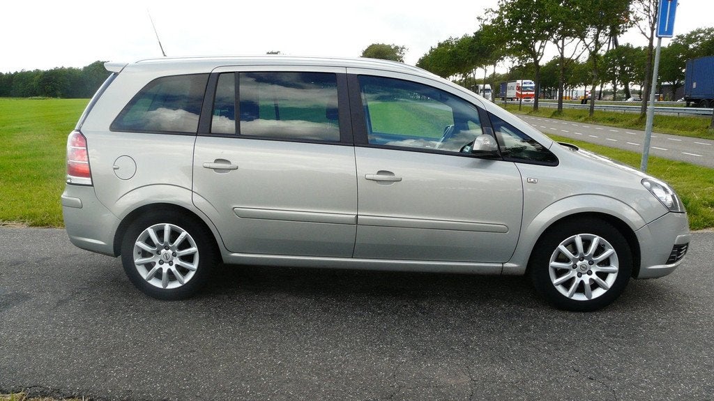 Opel Zafira 2.2 CosmoAutomaat,Panoramadak,,Airco,Elec.pakket, Stof, Zwart, 4 cilinders, 150 pk