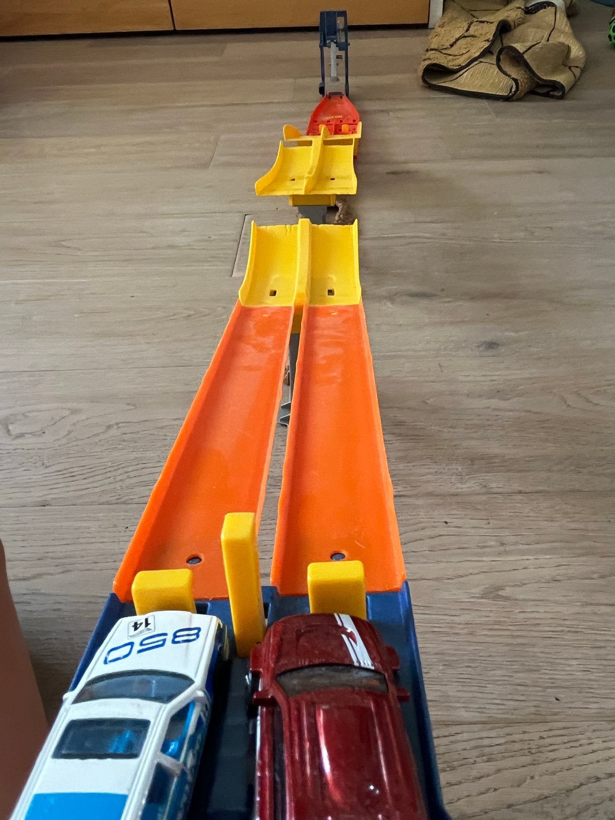 Hot Wheels racebaan met finish en met 2 auto's, Kinderen en Baby's, Speelgoed | Speelgoedvoertuigen, Ophalen, Gebruikt