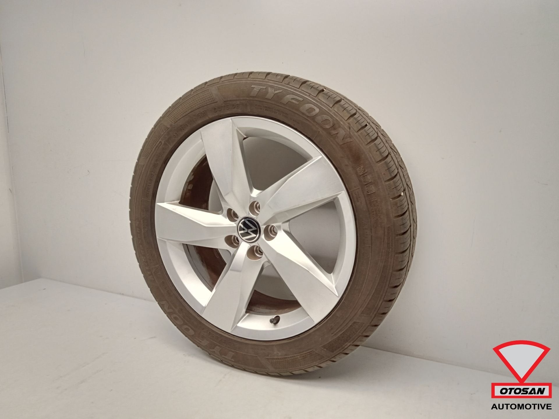 VW T-Cross Chesterfield Velg 17Inch Tyfoon 4Season 2GM601025, Gebruikt, Volkswagen, Volkswagen AG, Berliner Ring 2
38440  Wolfsburg, DE