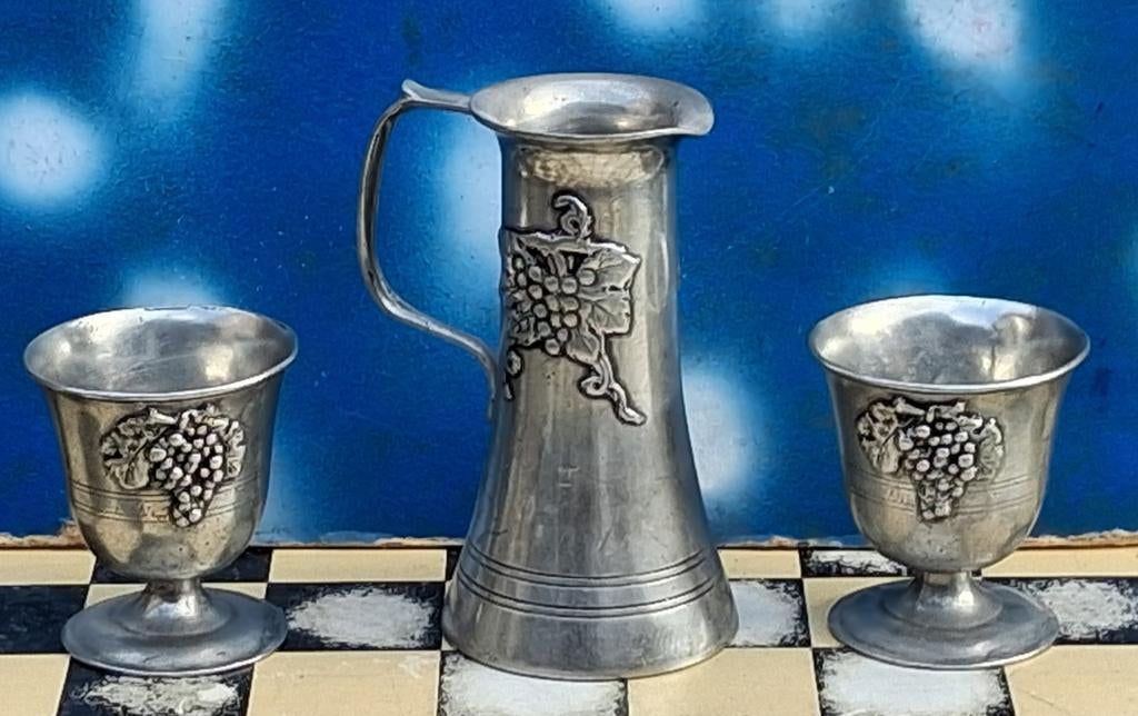 Wijnkruik & 2 wijnbekers met druiventrosjes. Tin. Gemerkt., Ophalen