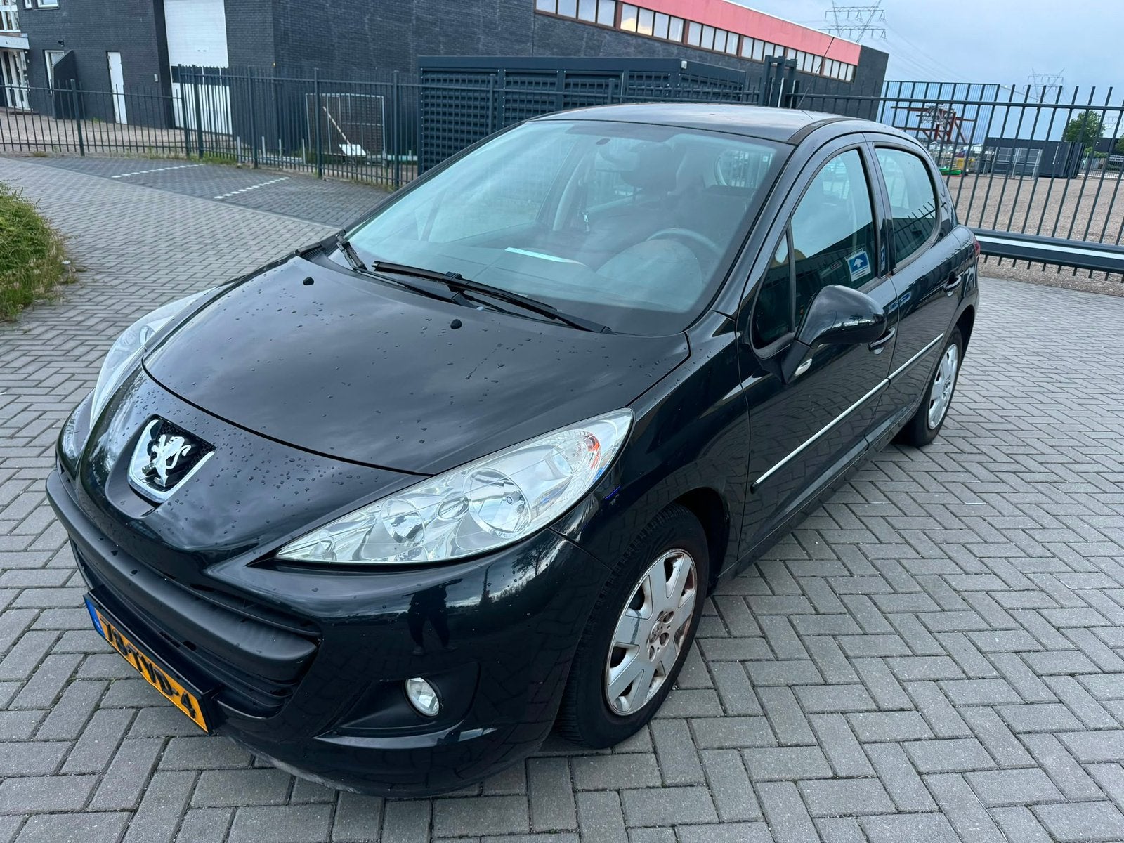 Peugeot 207 1.4 Acces Lite 5 Deurs 2012 nieuwe Distributie, Auto's, Peugeot, Voorwielaandrijving, Zwart, 4 cilinders, Origineel Nederlands