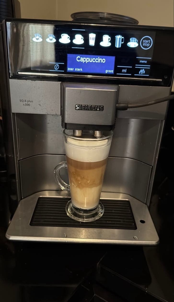 2X Siemens EQ.6 s100 espressomachine - lees tekst!!, Afneembaar waterreservoir, Gebruikt, Espresso apparaat, 10 kopjes of meer