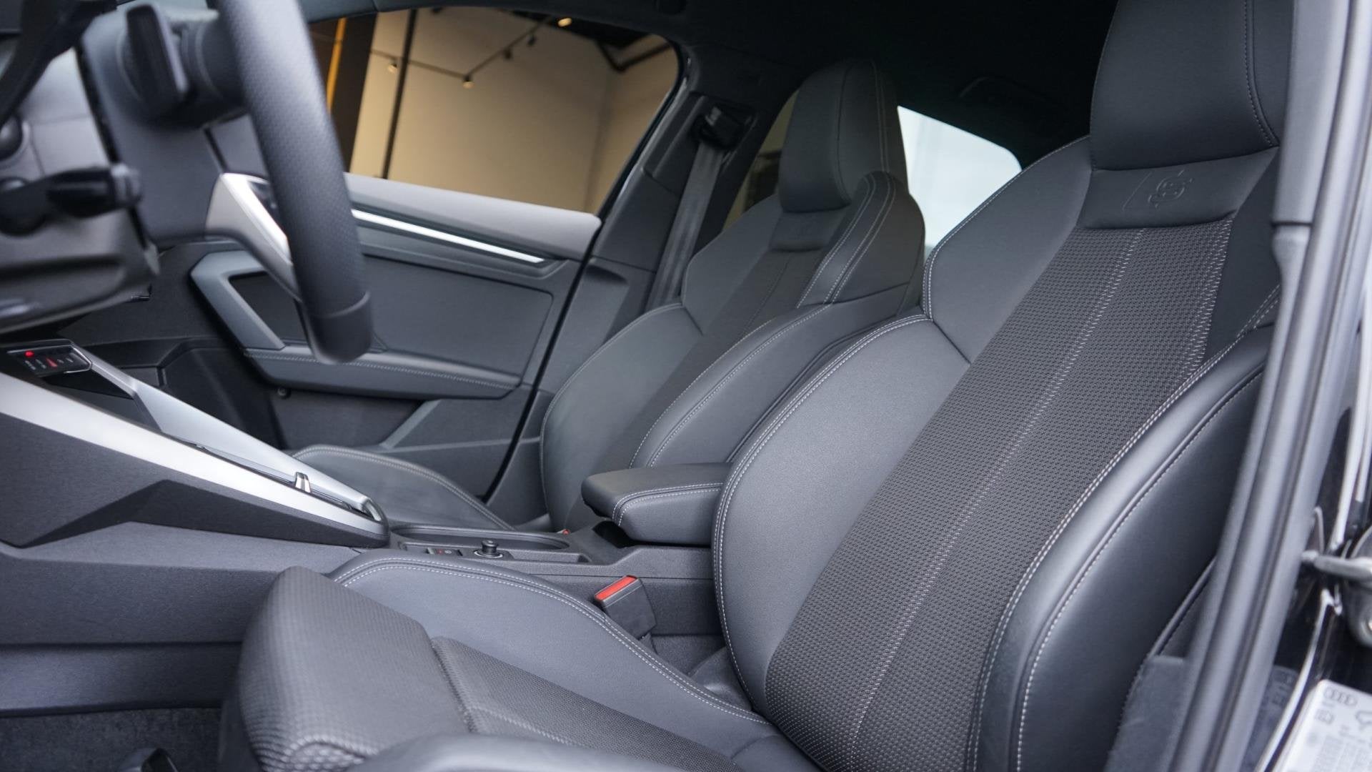 Audi A3 Sportback 35 TFSI S-Line Black Optik AUTOMAAT-ACC-AU, Auto's, Audi, 4 cilinders, 150 pk, Leder en Stof, Zwart