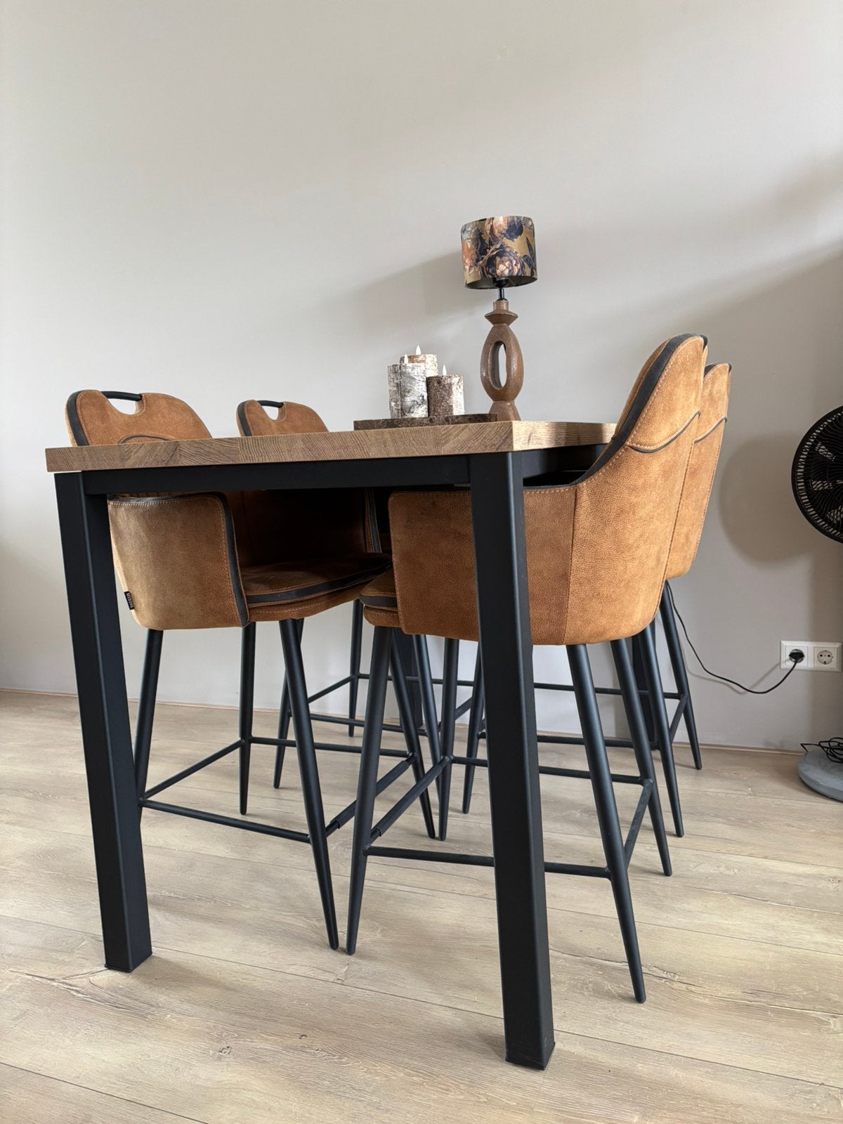 Bartafel met comfortabele barstoelen, Ophalen, Zo goed als nieuw, Inclusief barstoelen